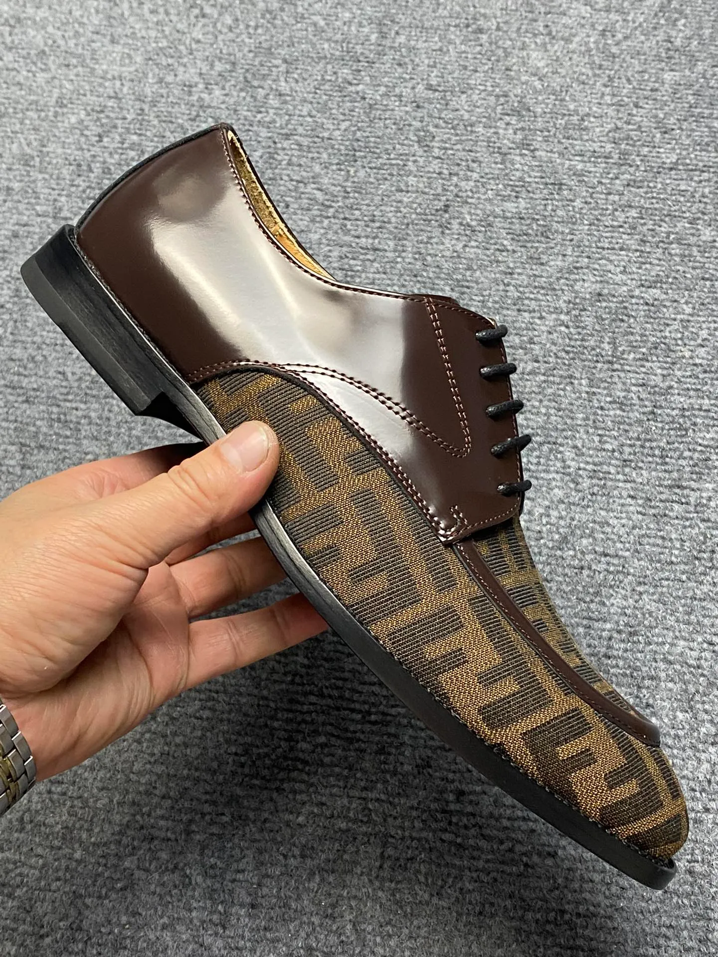 Factory price 960FENDI Fendi men's breathable and comfortable leather shoes. Original development. The leather outsole is made of leather. Counters copy one to one. Imported counter cowhide. Imported water dyes cattle. 38 to 44. (45.46. can be ordered. 47.